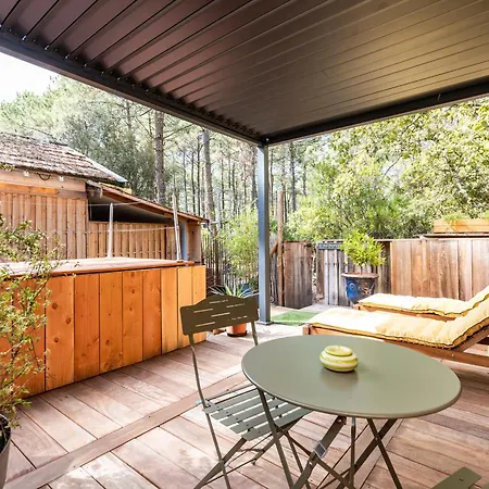 לינה וארוחת בוקר Les Ptis Chiffons 3*